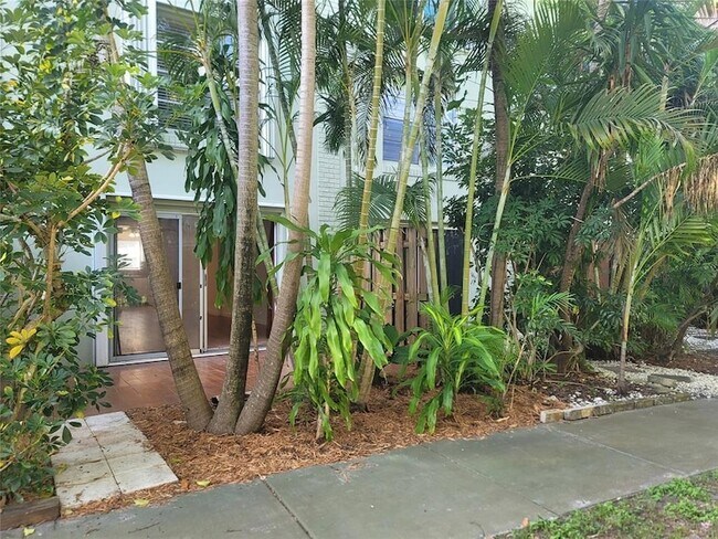 Building Photo - 805 W Oakland Park Blvd
