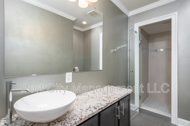 Building Photo - 724 S Ellwood Ave