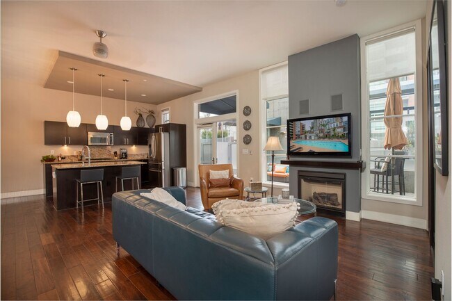 Building Photo - Modern Townhome Living in the Heart of Dow...