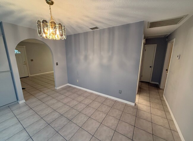 Building Photo - Charming 3/2- Heart of Zephyrhills