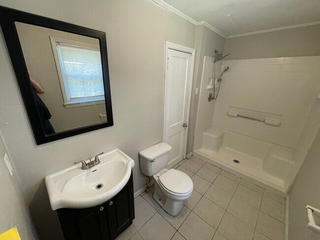 Building Photo - 2 Bedroom 1 bathroom house