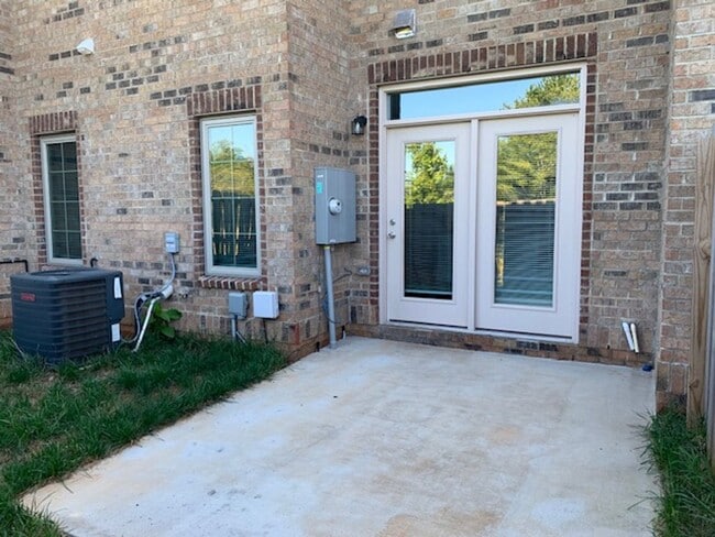 Building Photo - Stunning Brick Townhome with Garage in Tre...