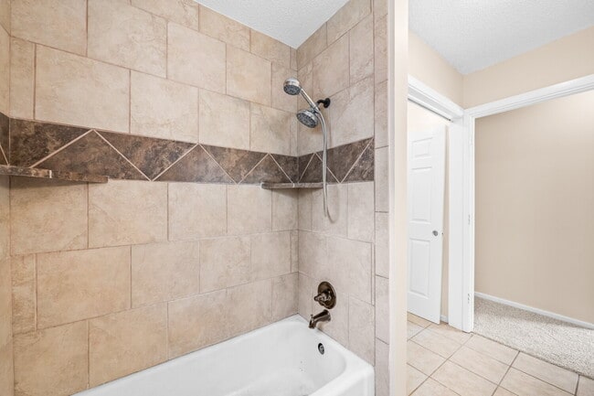 Building Photo - Open Concept 3/2/2, Minutes from LCU & Medical
