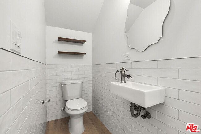 Building Photo - 824 N Orange Grove Ave