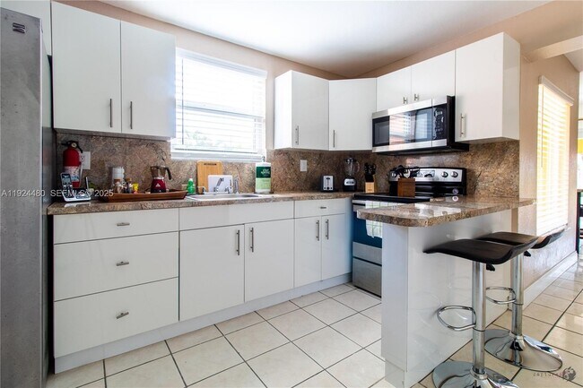 Building Photo - 985 SW 10th St