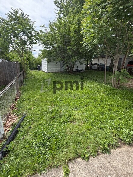 Building Photo - 1512 N Gladstone Ave