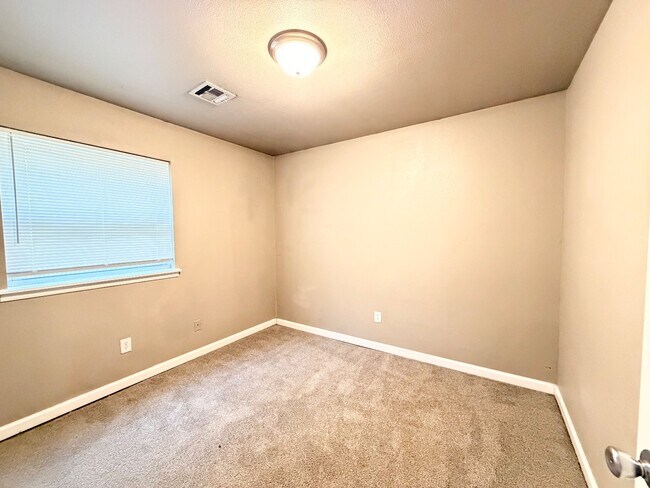 Building Photo - 8941 E 57th St