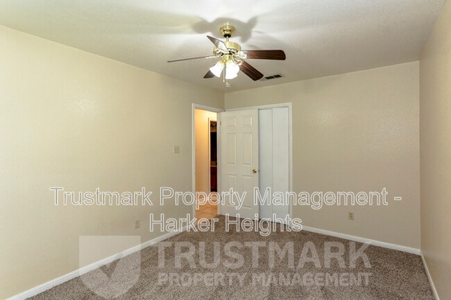 Building Photo - 800 Silver Creek Dr