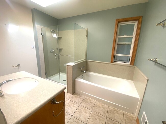 Building Photo - Pleasanton Heights 3BD, 2BA, Single Story, Great Location near downtown, Top Schools