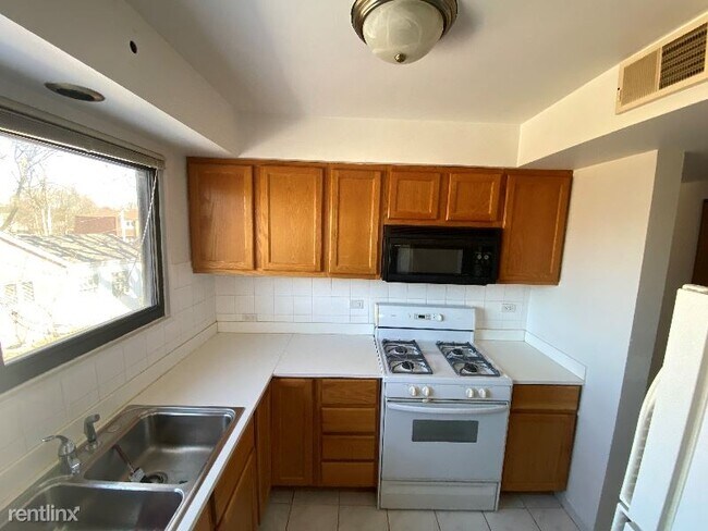 Building Photo - 2400 Dewes St