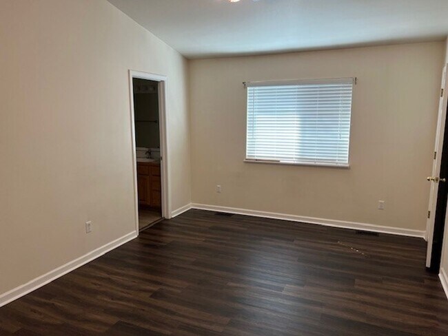 Building Photo - Beautiful 5 bedroom home available NOW
