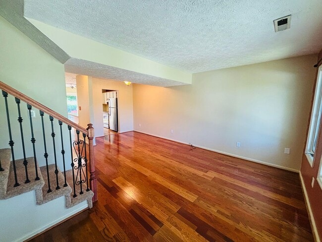 Building Photo - Nicely appointed 3 bedroom, 2 Bath Townhome