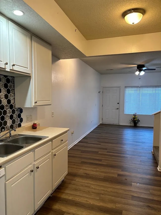 Building Photo - 1151 NE 7th Ln