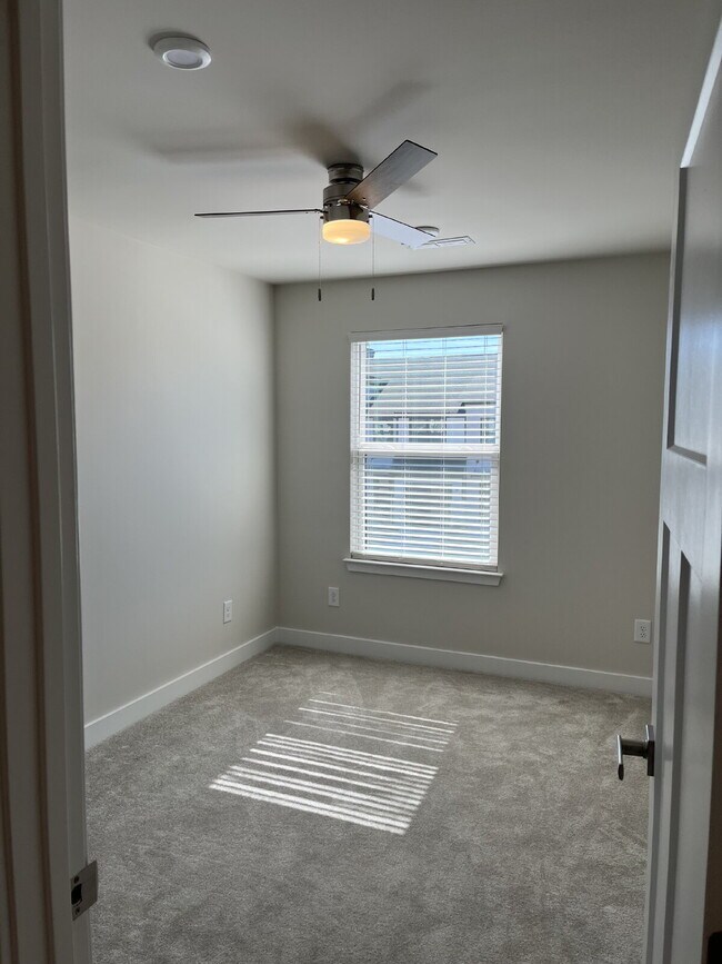 Building Photo - "Charming 3-Bedroom Townhouse with 2.5 Baths on Riverbrook Drive – Your Perfect Gallatin Retreat!"