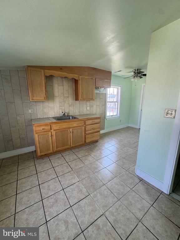 Building Photo - 332 E Broadway