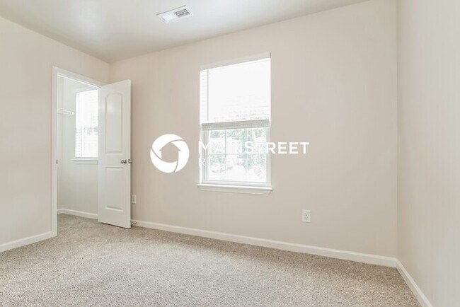 Building Photo - 3 Bedroom Pet-Friendly Home in GREENSBORO,...