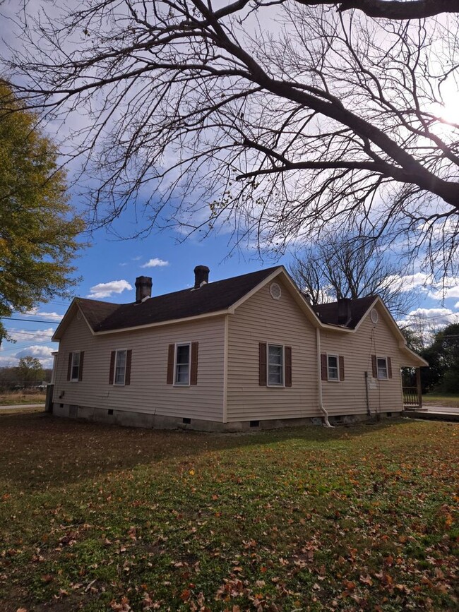 Building Photo - 4 bedroom 1.5 bath house