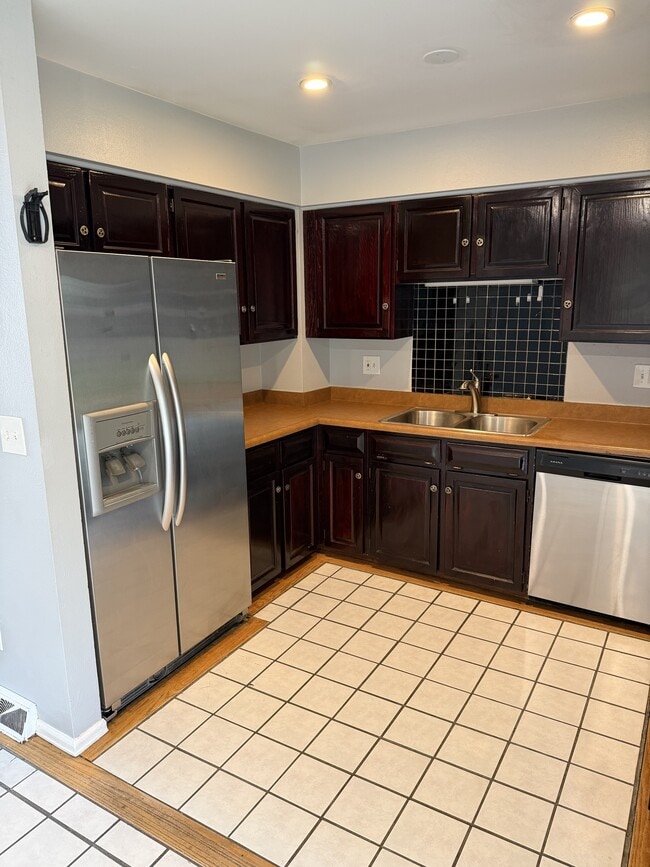 Building Photo - 5025 E Weaver Ave