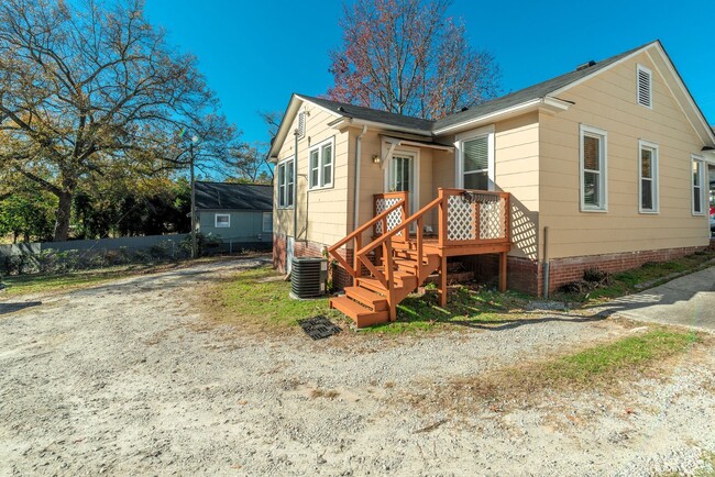 Building Photo - $1,000 - Updated 2 bed/2 bath house for re...