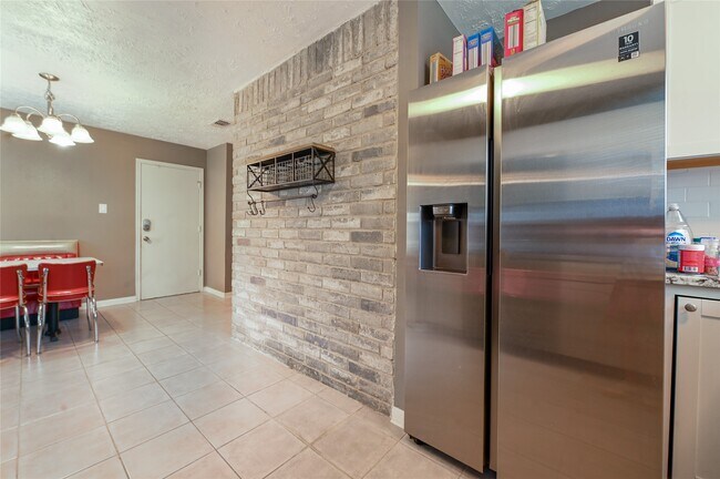 Building Photo - 2630 Hollymist Dr