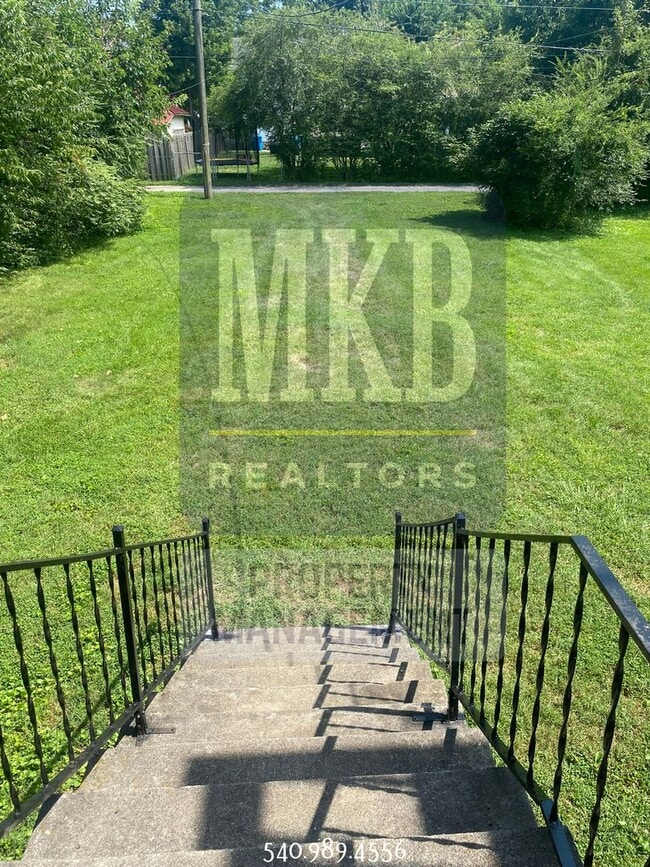 Building Photo - 2 Bedroom 1 Bath Duplex in Grandin/Raleigh...