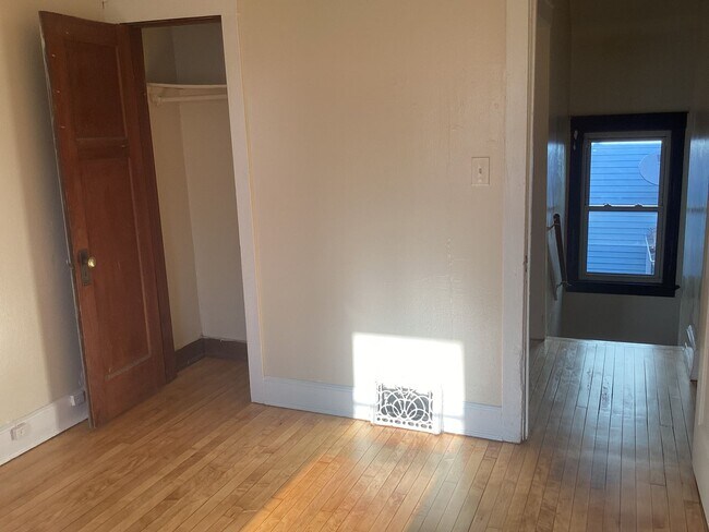 Building Photo - 3 Bedroom Single Family Home