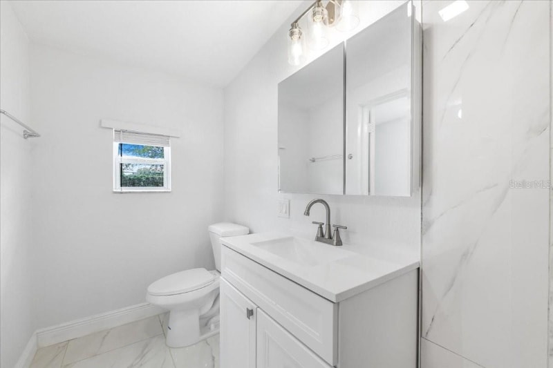 Building Photo - 2110 Alemanda Dr