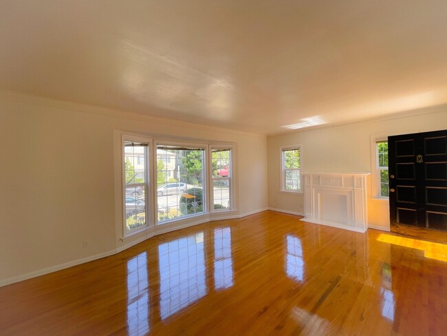 Living Room 3 - 413-417 Veteran Ave