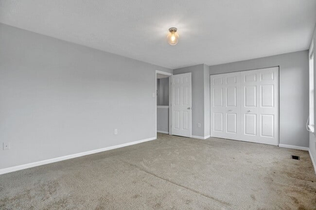 Building Photo - Charming End Of Group Townhome for Rent