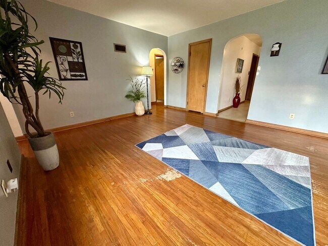 Building Photo - 3bed, 1 bath home for rent in Waterloo.