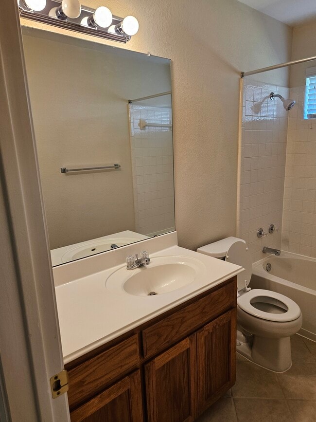 Building Photo - 1002 Woodview Dr