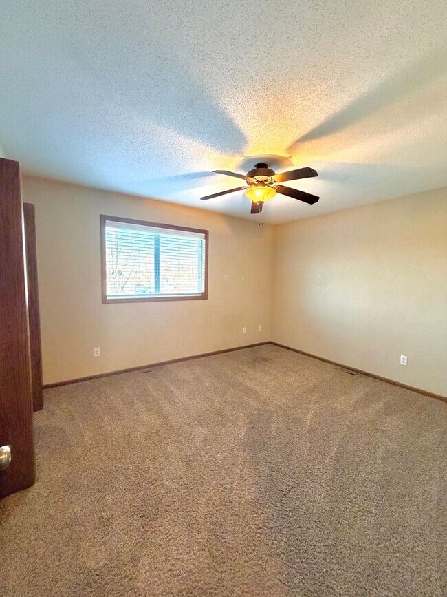 Building Photo - Beautiful 4bed 3bath Single Family Home In Sartell