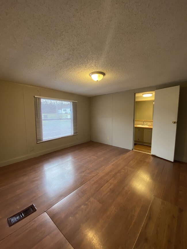 Building Photo - Mill Creek Properties