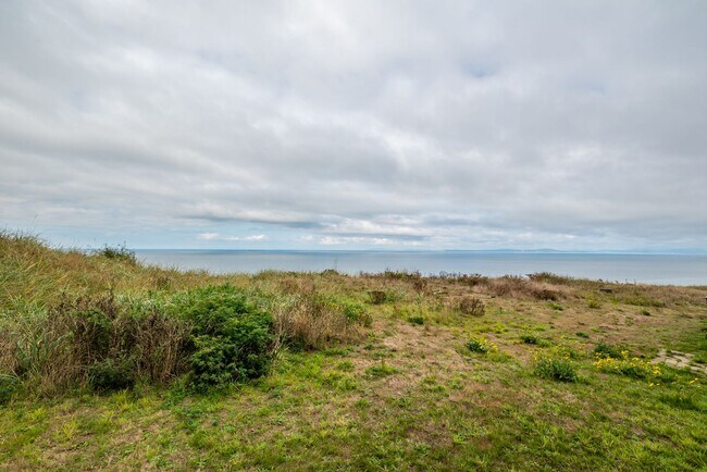 Building Photo - 3 Bedroom Condo on West Beach Bluffs **$500 off the first months rent**