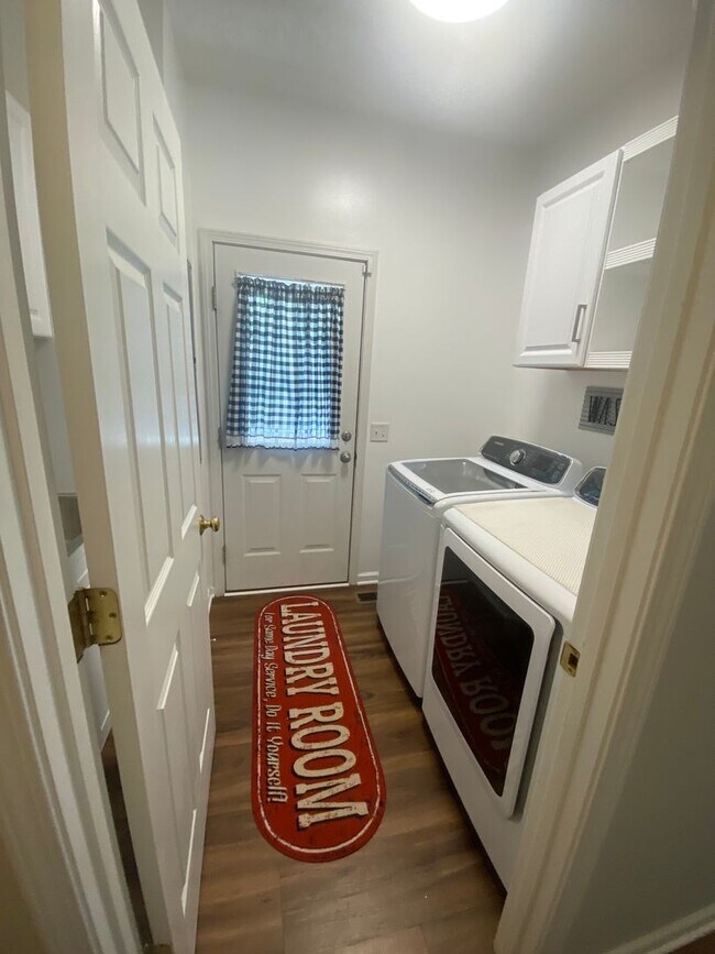 Building Photo - 3 bedroom 2.5 bath house in Cherokee