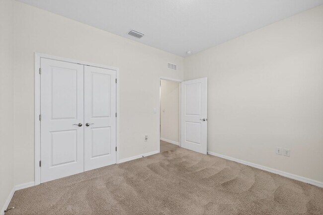 Building Photo - 4 Bedroom in Gated Community!