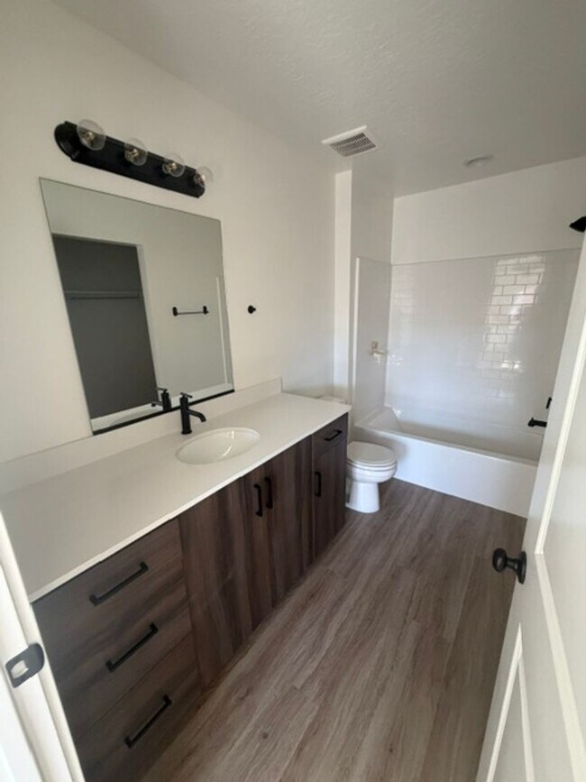 Building Photo - Townhome in South Desert