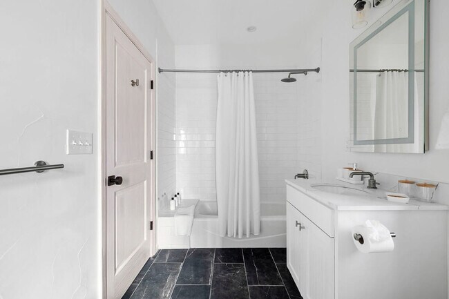 Building Photo - 2701 Bumble Bee Dr