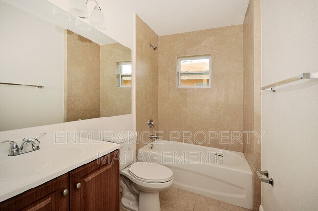 Building Photo - 1025 W 31st St