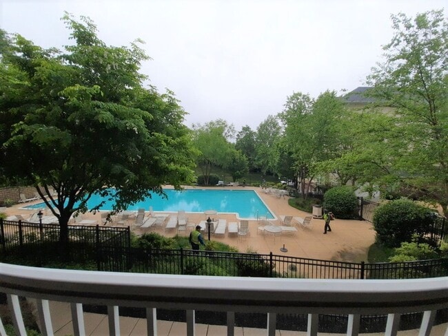 Building Photo - 1BR Condo in Upscale Highview. Enjoy Resor...