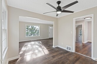 Building Photo - 1114 Roslyn Ave