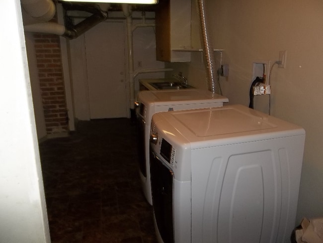 Building Photo - 212 7th St