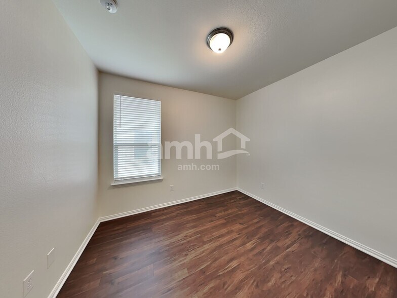 Building Photo - 313 Hawthorn Dr