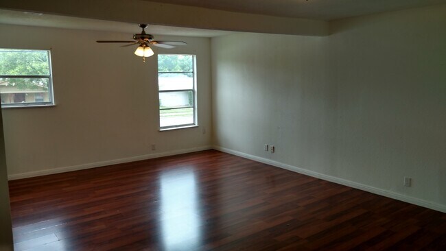 Building Photo - Nice older house in N Austin