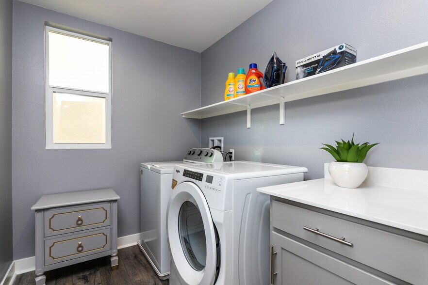 Laundry washer ad dryer - 577 Daniel Freeman Cir