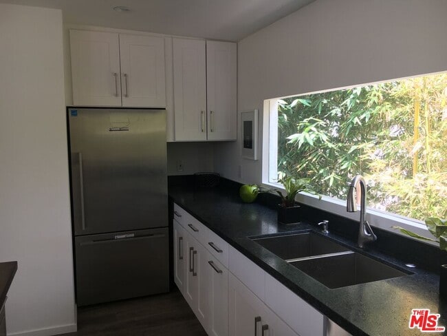 Building Photo - 516 N San Vicente Blvd