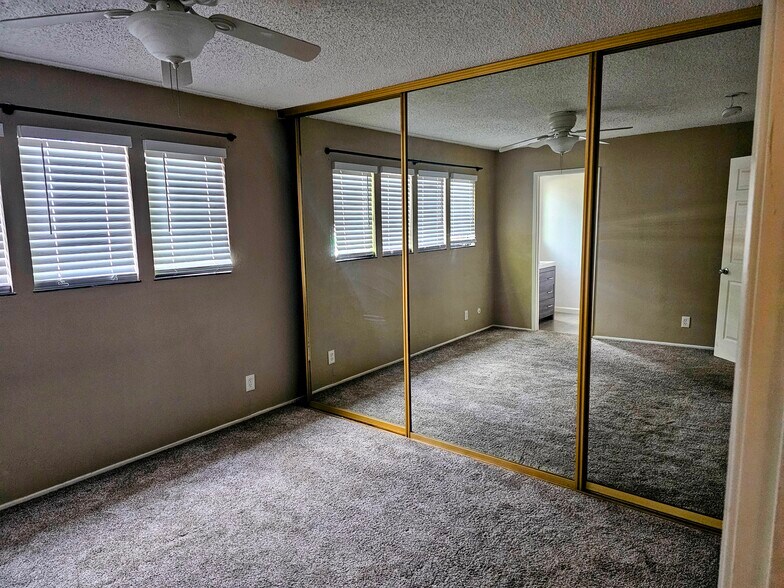 Building Photo - 2405 Sunny Ln