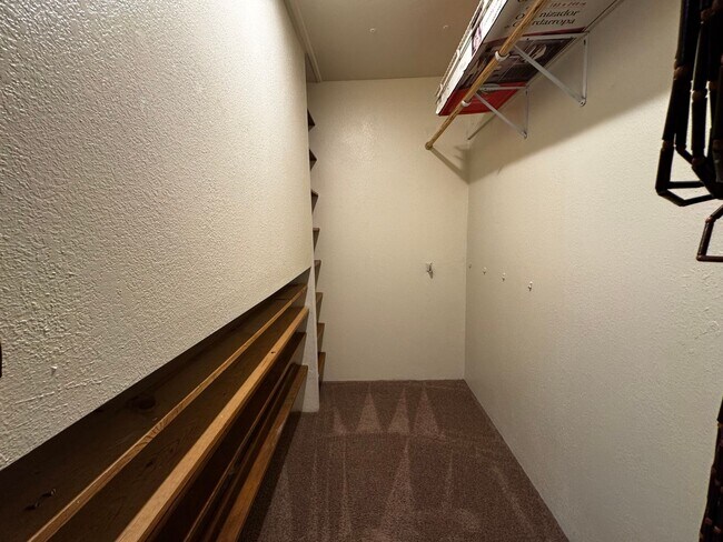 Building Photo - Pet-friendly Home located in sunny Ridgewood