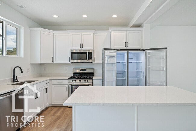 Building Photo - ?? 1 MONTH FREE + FREE PET RENT | Spacious 2BR Townhome w/ 2-Car Garage + Smart Home Features