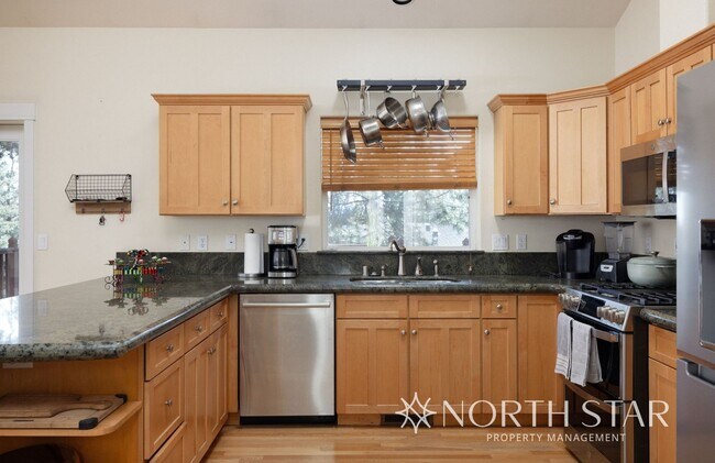 Building Photo - Spacious Bend 3 bed/2 bath Residence w/ Of...